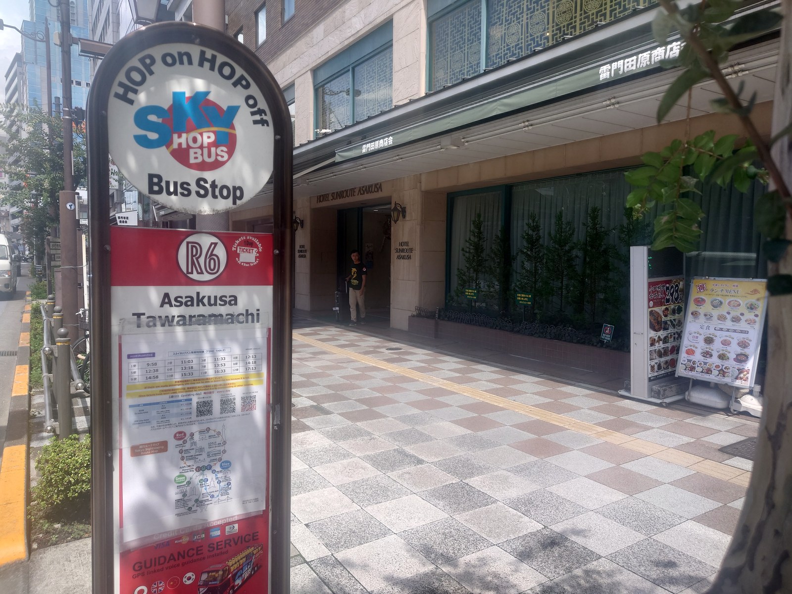 ホテルの目の前にある、スカイホップバスの「R6 浅草田原町」バス停。