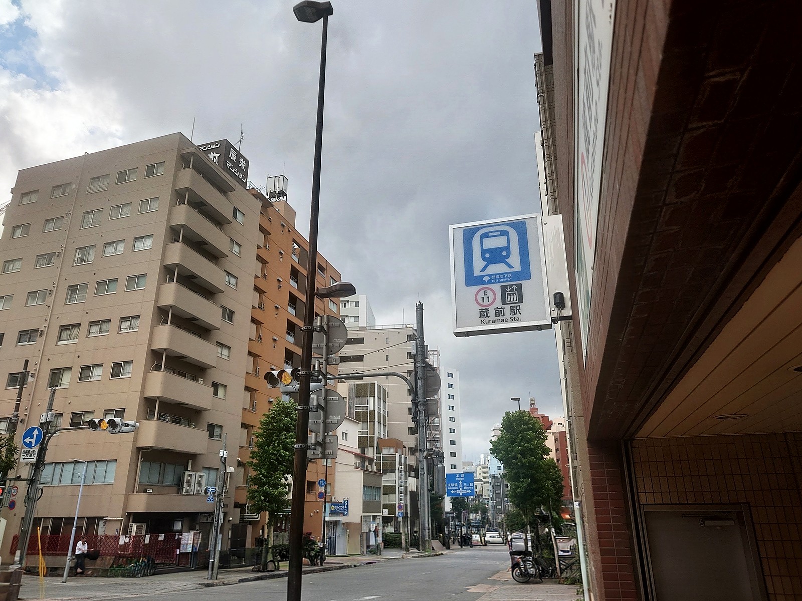 蔵前駅A5出口を上がったところ。右手に通りが続いています。