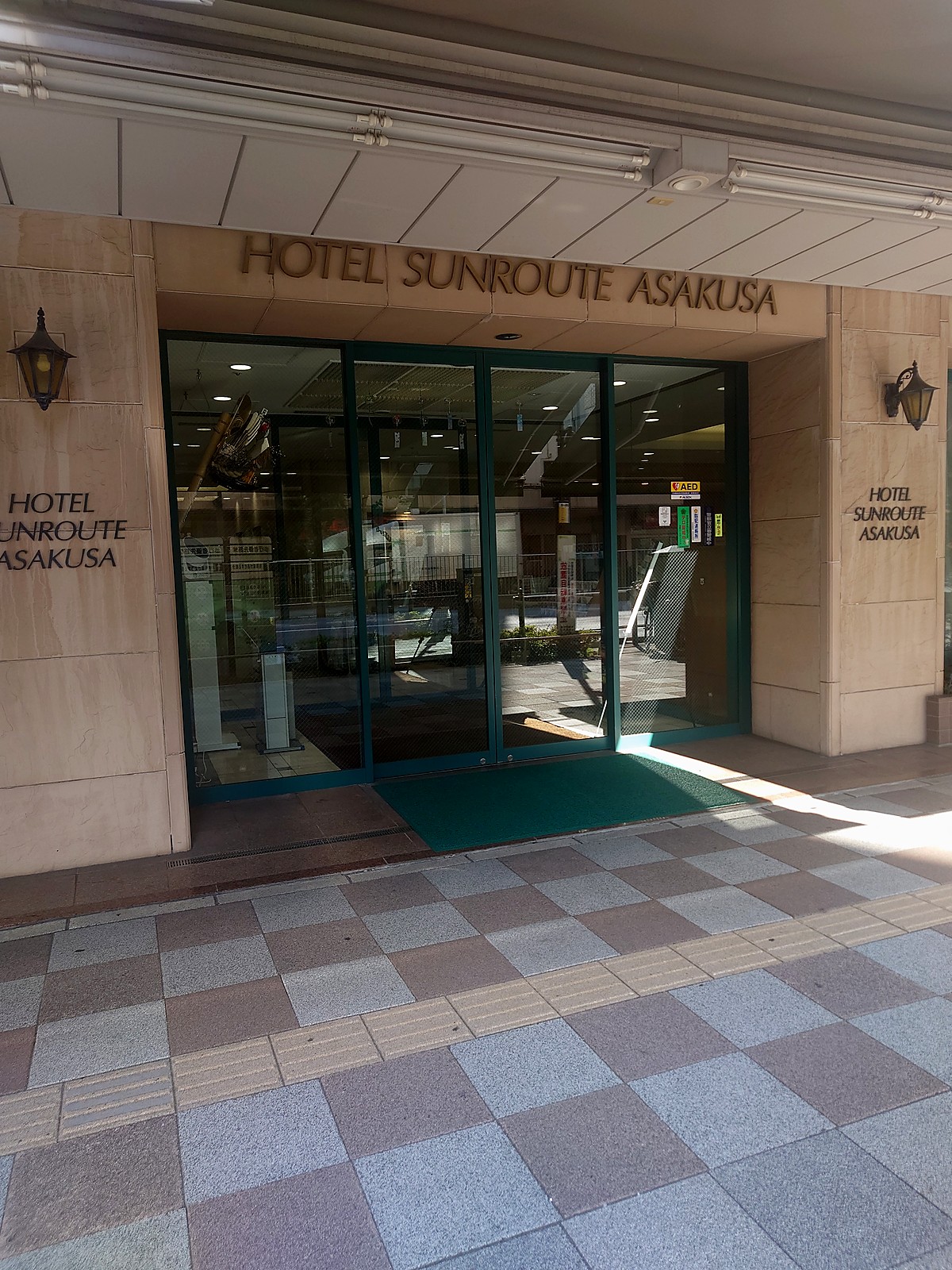 ホテルの入口。「HOTEL SUNROUTE ASAKUSA」の看板が出ています。