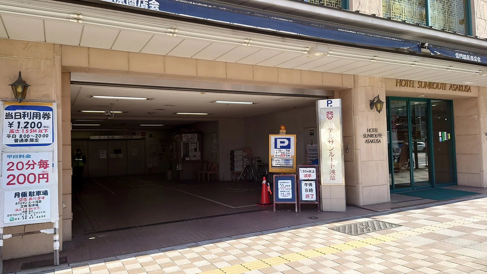 ホテルの正面。ガラス張りのエントランスの左隣が、駐車場の入口になっています。